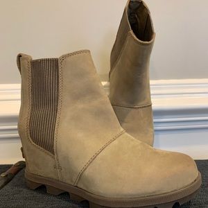 Sorel wedge boots, size 6.5, barely worn. Excellent condition.
